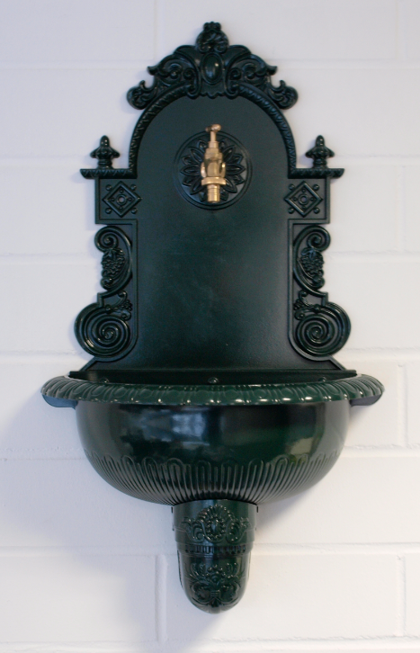 Wandbrunnen TIROL aus Aluguss mit Wasserhahn, dunkelgrün